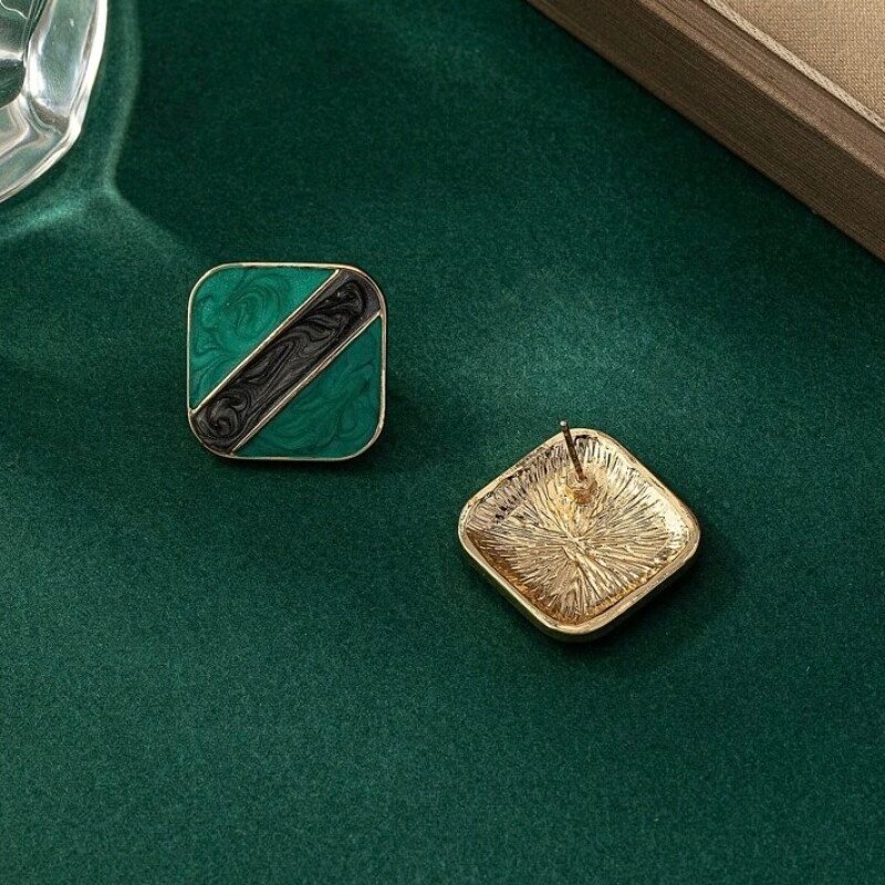 Elegant Square Green Earstuds