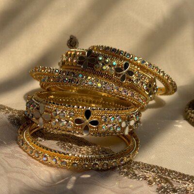 Flower Design Glass Cut Churi Set