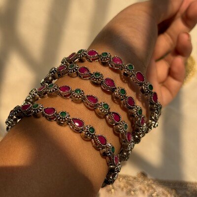 Red & Green Stone Churi Set