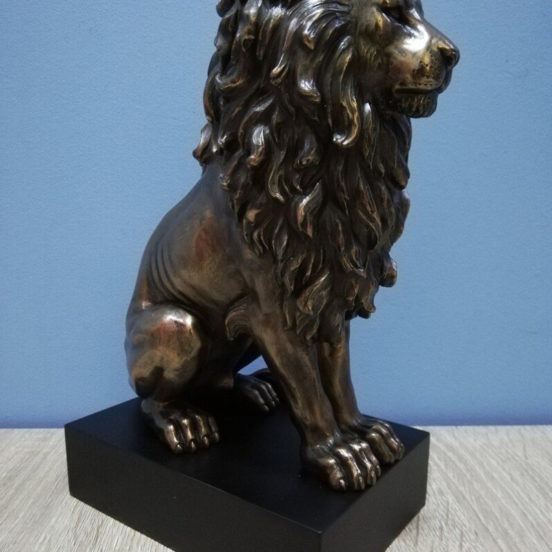 PR Lion Sitting on Base Statue