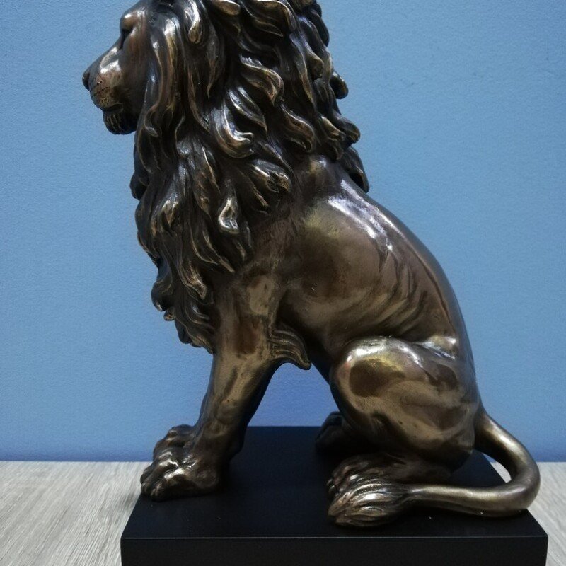 PR Lion Sitting on Base Statue